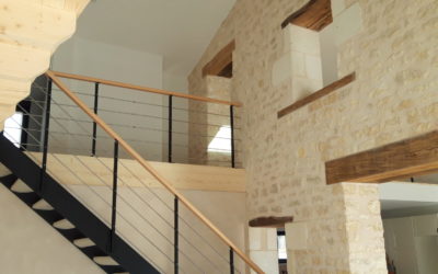 Un exemple de projets menés dans le cadre de l’Assistance à Maitrise d’Ouvrage (A.M.O) – Photographies avant / après d’une grange devenue habitation en 12 mois de travaux –