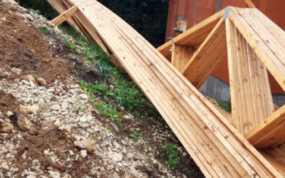 Toutes ces charpentes, ces bois qui sont traités vulgairement par trop de locateur d’ouvrage ! Une charpente ne doit pas rester plus de 15 jours exposés aux intempéries, sans protection, avec un stockage dans les règles et propre, en dehors de tout contact avec le sol. Là encore, combien de charpentes restent des mois, en souffrance, dans l’attente d’être posées ? (Photographies Charente-maritime)